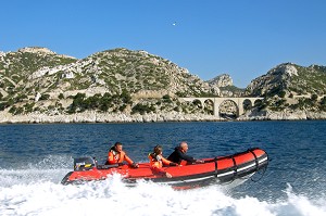 ZODIAC DE PLONGEURS AU LARGE DE LA CALANQUE DU JONQUIER ET DU FORT DE NIOLON HAUT, CARRY-LE-ROUET (13), PARC MARIN DE LA COTE BLEUE, FRANCE 