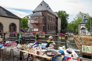 FOIRE A TOUT AU BORD DE LA RIVIERE LA RISLE, BROCANTE DE LA VILLE DE RUGLES, VERNEUIL-SUR-AVRE, (27) EURE, FRANCE 