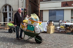 FIN DE BROCANTE, EXPOSANT QUI REMBALLE LES INVENDUS EN BROUETTE, FOIRE A TOUT, VILLE DE RUGLES, (27) EURE, FRANCE 