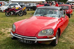 EXPOSITION DE VOITURES ANCIENNES CITROEN (DS ROUGE) LORS LE LA FETE DU VILLAGE, VILLE DE RUGLES, (27) EURE, FRANCE 