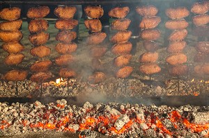 CUISSON DES MAGRETS DE CANARDS A LA BROCHE AU BARBECUE, AGEN (47), FRANCE 