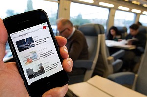 OUEST-FRANCE, JOURNAL QUOTIDIEN D'ACTUALITES REGIONALES, APPLICATION DE PRESSE EN LIGNE SUR TELEPHONE PORTABLE (IPHONE), PASSAGER DANS UN TRAIN 