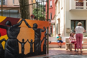 PEINTURE MURALE DE LA DANSE CATALANE LA SARDANE, PLACE DE LA REPUBLIQUE, CERBERE, (66) PYRENEES ORIENTALES, LANGUEDOC ROUSSILLON, FRANCE 
