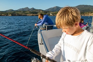 ENFANTS ET JEUNES EN PECHE EN MER AU LARGE, ARGELES-SUR-MER, (66) PYRENEES ORIENTALES, LANGUEDOC ROUSSILLON, FRANCE 