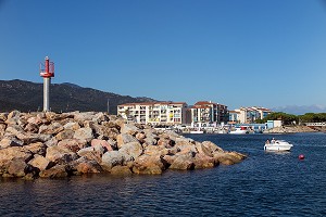 MARINA ET PORT DE PLAISANCE ET IMMEUBLE DE RESIDENCE BALNEAIRE, ARGELES-SUR-MER, (66) PYRENEES ORIENTALES, LANGUEDOC ROUSSILLON, FRANCE 