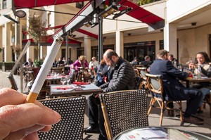 CIGARETTES ET FUMEURS DUR UNE TERRASSE DE RESTAURANT, LEVALLOIS-PERRET (92), FRANCE 