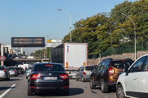 EMBOUTEILLAGE SUR LE PERIPHERIQUE PARISIEN AU NIVEAU DE LA PORTE DE CHATILLON, PARIS (75), FRANCE 