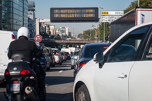 EMBOUTEILLAGE SUR LE PERIPHERIQUE PARISIEN AU NIVEAU DE LA PORTE DE CHATILLON, PARIS (75), FRANCE 