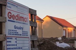 MAISON EN CONSTRUCTION AVEC LE PERMIS DE CONSTRUIRE GEDIMAT, BOIS-ARNAULT (27), FRANCE 