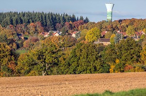 FORET ET VILLAGE D'AMBENAY AVEC SON CHATEAU D'EAU AUX COULEURS DE L'AUTOMNE, REGION DE RUGLES (27), FRANCE 