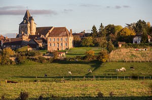 VILLAGE D'AMBENAY AU MILIEU DE LA CAMPAGNE NORMANDE AVEC SES VACHES, RUGLES (27), FRANCE 