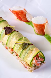 CANNELLONI DE COURGETTE ET KING CRAB ET RISOTTO FROID AUX AROMATES, RECETTE DE LAURENT CLEMENT, LIVRE DES RECETTES DE TERROIR EN EURE-ET-LOIR (28), FRANCE 
