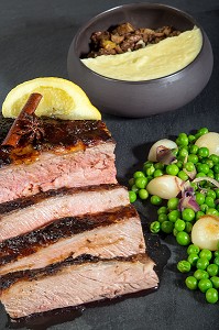 SELLE D’AGNEAU ROTIES AUX EPICES ET CITRON CONFIT, RECETTE DE LAURENT CLEMENT, LIVRE DES RECETTES DE TERROIR EN EURE-ET-LOIR (28), FRANCE 