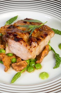 RIS DE VEAU CARAMELISE AUX GIROLLES ET PETITS POIS, RECETTE DE LAURENT CLEMENT, LIVRE DES RECETTES DE TERROIR EN EURE-ET-LOIR (28), FRANCE 