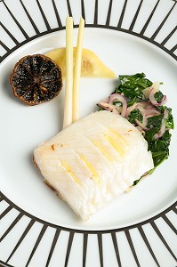 CARRELET AU BOUILLON THAI ET CITRON CONFIT, RECETTE DE LAURENT CLEMENT, LIVRE DES RECETTES DE TERROIR EN EURE-ET-LOIR (28), FRANCE 