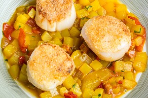 COQUILLES SAINT-JACQUES EN MINESTRONE DE POMMES DE TERRE, RECETTE DE LAURENT CLEMENT, LIVRE DES RECETTES DE TERROIR EN EURE-ET-LOIR (28), FRANCE 