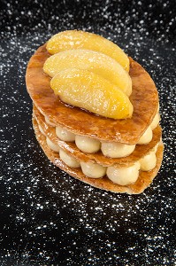 MILLEFEUILLE CARAMELISE AUX POMMES ET CIDRE, CUISINE D'AUTEUR DE LAURENT CLEMENT, CHEF ETOILE DU GRAND MONARQUE, ECOLE ET COURS DU 11, COURS GABRIEL, CHARTRES, EURE-ET-LOIR (28), FRANCE 