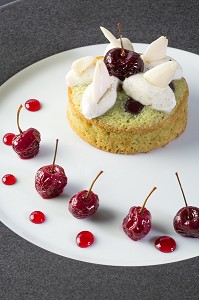 FINANCIER AUX CERISES ET PISTACHES, RECETTE DE LAURENT CLEMENT, LIVRE DES RECETTES DE TERROIR EN EURE-ET-LOIR (28), FRANCE 