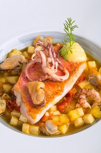 ROUGET COMME UNE PAELLA AUX PANAIS, RECETTE DE LAURENT CLEMENT, LIVRE DES RECETTES DE TERROIR EN EURE-ET-LOIR (28), FRANCE 