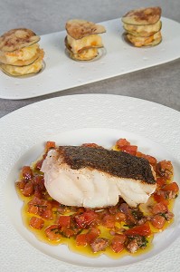DOS DE CABILLAUD ROTI, BRANDADE DE HADDOCK EN MILLEFEUILLE DE COURGETTES, RECETTE DE LAURENT CLEMENT, LIVRE DES RECETTES DE TERROIR EN EURE-ET-LOIR (28), FRANCE 