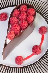 LARME DE CHOCOLAT DACQUOISE AUX FRAMBOISES, RECETTE DE LAURENT CLEMENT, LIVRE DES RECETTES DE TERROIR EN EURE-ET-LOIR (28), FRANCE 