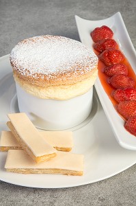 SOUFFLE GRAND-MARNIER FRAISES SUZETTE, RECETTE DE LAURENT CLEMENT, LIVRE DES RECETTES DE TERROIR EN EURE-ET-LOIR (28), FRANCE 