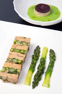 MARBRE DE FOIE GRAS CHAUD AUX ASPERGES VERTES, RECETTE DE LAURENT CLEMENT, LIVRE DES RECETTES DE TERROIR EN EURE-ET-LOIR (28), FRANCE 