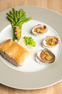 DOS DE MAIGRE AUX ASPERGES BLE ET COQUILLAGES, RECETTE DE LAURENT CLEMENT, LIVRE DES RECETTES DE TERROIR EN EURE-ET-LOIR (28), FRANCE 