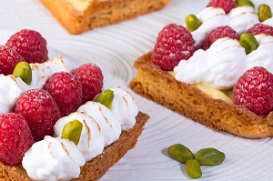 SABLE CITRON MERINGUE AUX FRAMBOISES, RECETTE DE LAURENT CLEMENT, LIVRE DES RECETTES DE TERROIR EN EURE-ET-LOIR (28), FRANCE 