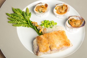 DOS DE MAIGRE AUX ASPERGES BLE ET COQUILLAGES, RECETTE DE LAURENT CLEMENT, LIVRE DES RECETTES DE TERROIR EN EURE-ET-LOIR (28), FRANCE 