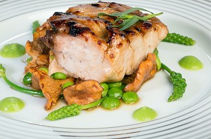 RIS DE VEAU CARAMELISE AUX GIROLLES ET PETITS POIS, RECETTE DE LAURENT CLEMENT, LIVRE DES RECETTES DE TERROIR EN EURE-ET-LOIR (28), FRANCE 