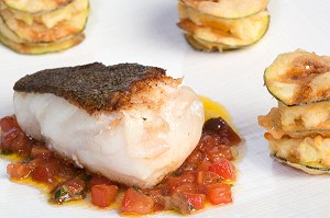 DOS DE CABILLAUD ROTI, BRANDADE DE HADDOCK EN MILLEFEUILLE DE COURGETTES, RECETTE DE LAURENT CLEMENT, LIVRE DES RECETTES DE TERROIR EN EURE-ET-LOIR (28), FRANCE 