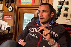 LUDOVIC BERTIN, PATRON PECHEUR AUX COMMANDES DE SON BATEAU, PECHE EN MER SUR LE FILEYEUR 'LES OCEANES' AU LARGE DE LORIENT (56), BRETAGNE, FRANCE 