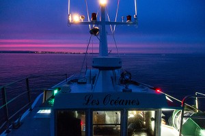 NAVIGATION DE NUIT A L'AUBE, PECHE EN MER SUR LE FILEYEUR 'LES OCEANES' AU LARGE DE LORIENT (56), BRETAGNE, FRANCE 