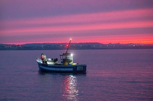 PECHEUR DE CREVETTES, PECHE EN MER, CREVETTIER A L'AUBE AU LARGE DE LORIENT (56), BRETAGNE, FRANCE 