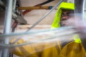 MARIN AUX COMMANDES DU TREUIL POUR LA SORTIE DES FILETS, PECHE EN MER SUR LE FILEYEUR 'LES OCEANES' AU LARGE DE LORIENT (56), BRETAGNE, FRANCE 