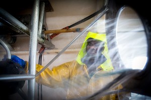 MARIN AUX COMMANDES DU TREUIL POUR LA SORTIE DES FILETS, PECHE EN MER SUR LE FILEYEUR 'LES OCEANES' AU LARGE DE LORIENT (56), BRETAGNE, FRANCE 
