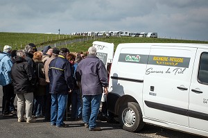 COMMERCE AMBULANT DE PROXIMITE D'UNE AIRE DE CAMPING CAR (PAIN, EPICERIE, BOULANGERIE, PATISSERIE), COL DE BONNECOMBE, AUBRAC SUD, STATION DE SKI DE FOND, LOZERE (48), FRANCE 