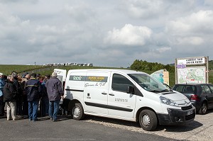 COMMERCE AMBULANT DE PROXIMITE D'UNE AIRE DE CAMPING CAR (PAIN, EPICERIE, BOULANGERIE, PATISSERIE), COL DE BONNECOMBE, AUBRAC SUD, STATION DE SKI DE FOND, LOZERE (48), FRANCE 