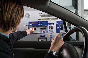PEAGE DE L'AUTOROUTE, PAIEMENT DU TICKET PAR CARTE BLEUE 