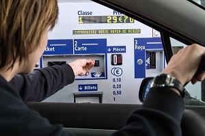 PEAGE DE L'AUTOROUTE, PAIEMENT DU TICKET PAR CARTE BLEUE 
