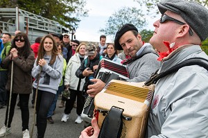 ACCORDEONISTES POUR LA MUSIQUE ET LES CHANTS DE LA FETE DE LA TRANSHUMANCE, VACHES DE RACE AUBRAC DE MARCHASTEL, LOZERE, FRANCE 