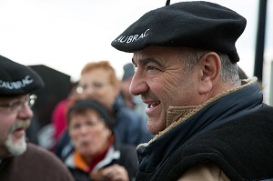 ELEVEUR ET SON BERET, FETE DE LA TRANSHUMANCE, VACHES DE RACE AUBRAC DE MARCHASTEL, LOZERE (48), FRANCE 