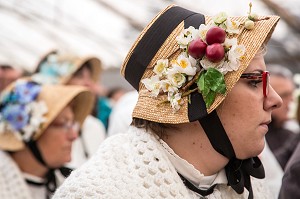 CHAPEAU TRADITIONNEL DES FEMMES LORS DE LA MESSE  DE LA FETE DE LA TRANSHUMANCE DE VACHES DE RACE AUBRAC, COL DE BONNECOMBE, LOZERE (48), FRANCE 