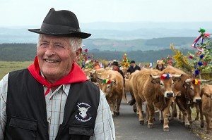 ELEVEUR AVEC LE TROUPEAU DE JEAN PHILIPPE PIGNOL, FETE DE LA TRANSHUMANCE DES VACHES DE RACE AUBRAC, COL DE BONNECOMBE, LOZERE (48), FRANCE 