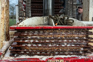 TOILES DE JUTE REMPLIES DE POMMES BROYEES ENTRE LES CLAIES EN BOIS SOUS LE PRESSOIR HYDRAULIQUE POUR EXTRAIRE LE JUS, FABRICATION DU CIDRE FERMIER, EXPLOITATION AGRICOLE DE CLAUDE COURBE, RUGLES (27), FRANCE 