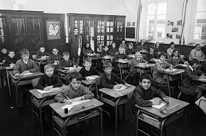 PHOTO DE CLASSE AVEC LES ELEVES DE PRIMAIRES DANS LES ANNEES 20 (LES GARCONS D'UN COTE ET LES FILLES DE L'AUTRE), COLLECTION DE LA VILLE DE RUGLES, EURE (27), FRANCE 