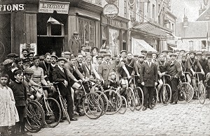 RASSEMBLEMENT DE CYCLISTES DEVANT LE MAGASIN DE CYCLES ROTROU POUR LA PHOTO DANS LES ANNEES 20, CARTE POSTALE ANCIENNE, COLLECTION DE LA VILLE DE RUGLES, EURE (27), FRANCE 