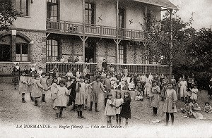 JEUNES FILLES ELEVES DE L'ORPHELINAT DE LA VILLA DES LIBELLULES, CARTE POSTALE ANCIENNE, COLLECTION DE LA VILLE DE RUGLES, EURE (27), FRANCE 