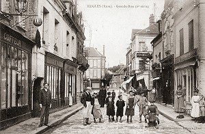 PHOTO DE LA RUE PRINCIPALE AVEC TOUS LES COMMERCES, CARTE POSTALE ANCIENNE, COLLECTION DE LA VILLE DE RUGLES, EURE (27), FRANCE 